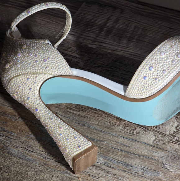 Betsey Johnson Ramsy Pearl Heels - Picture 12 of 16